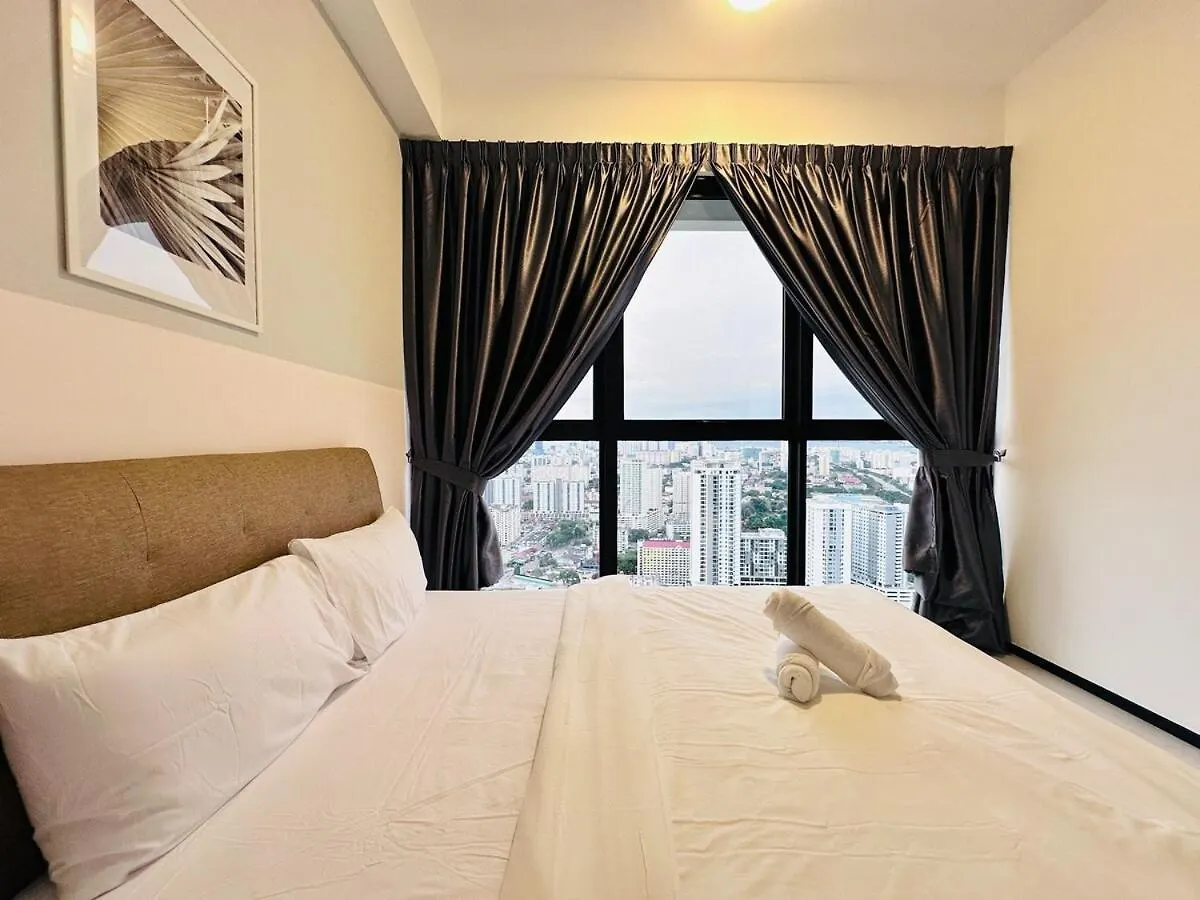 Infinity Pool Luxury Apartment Suites 3Br 10 Pax George Town