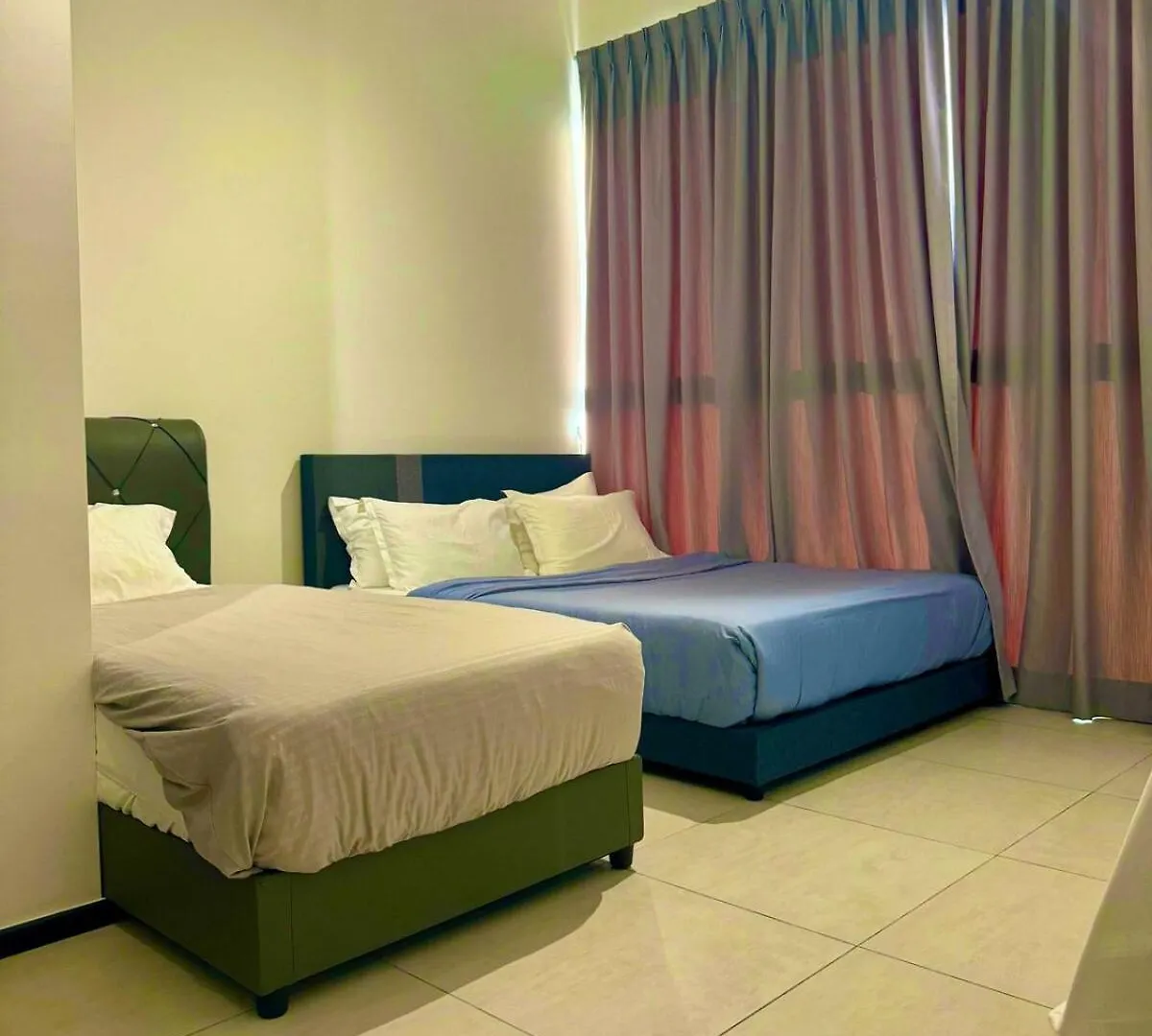 Infinity Pool Luxury Apartment Suites 3Br 10 Pax George Town Malesia