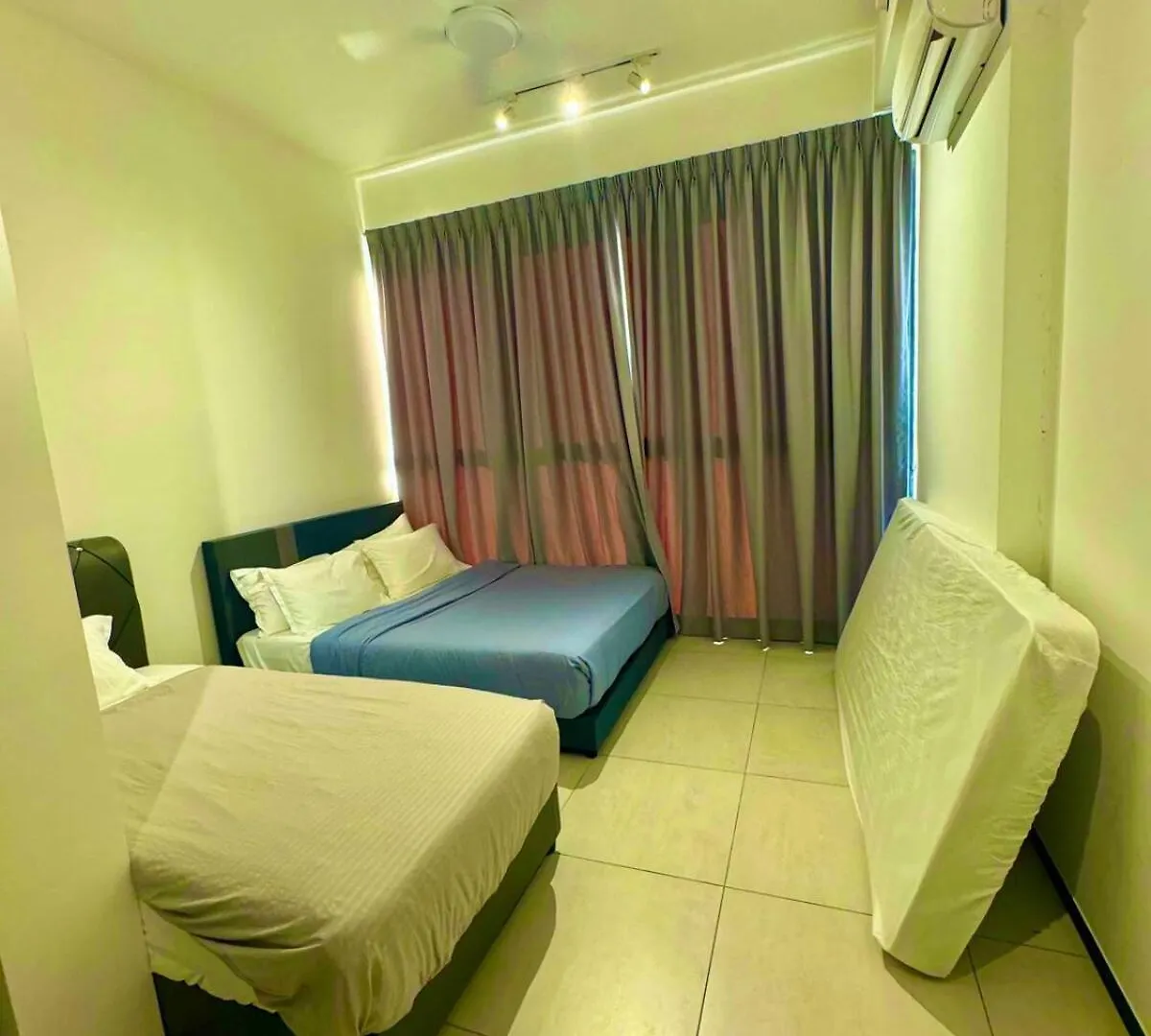 Infinity Pool Luxury Apartment Suites 3Br 10 Pax George Town